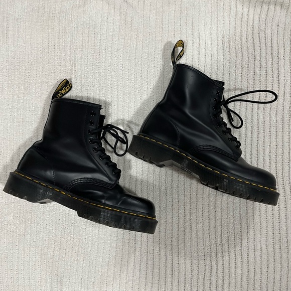 Womens 1460 Dr Martin Boots - Picture 1 of 4